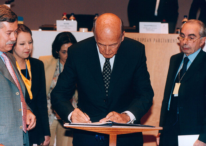 Fotografija 8: Last meeting of the European Convention on the Future of Europe - Signature of the final declaration