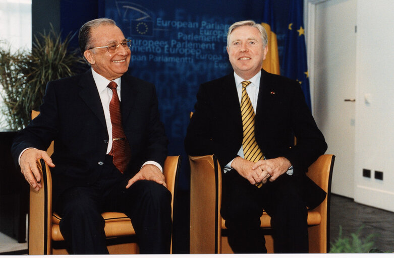 Fotografia 7: Ion ILIESCU, President of Romania, makes an official visit to the EP in Strasbourg