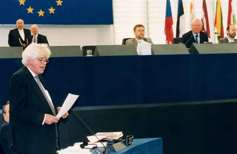 Φωτογραφία 4: Wim DUISENBERG, President of the European Central Bank, presents the ECB 2002 yearly report at a plenary session in Strasbourg