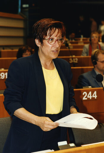 Fotografie 2: Mireille C. ELMALAN in plenary session in Brussels.