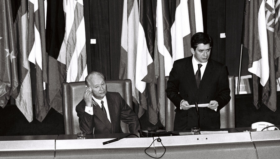 Photo 16: The 1989 SAKHAROV Prize is awarded to Alexander DUBCEK