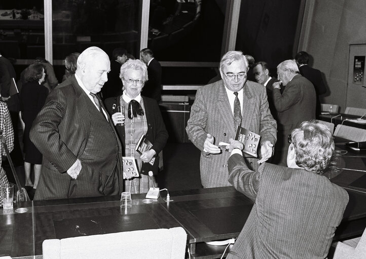 Fotografija 7: Christian de La MALENE signing his book : Une esperance inassouvie, 30 ans d'Europe