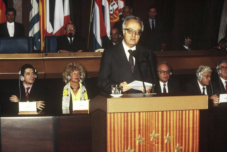 Greek President Christos SARTZETAKIS makes an official visit to the EP in November 1988