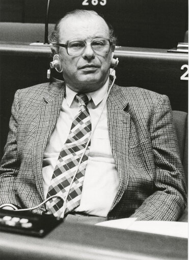 Volkmar GABERT attends a plenary session in November 1982