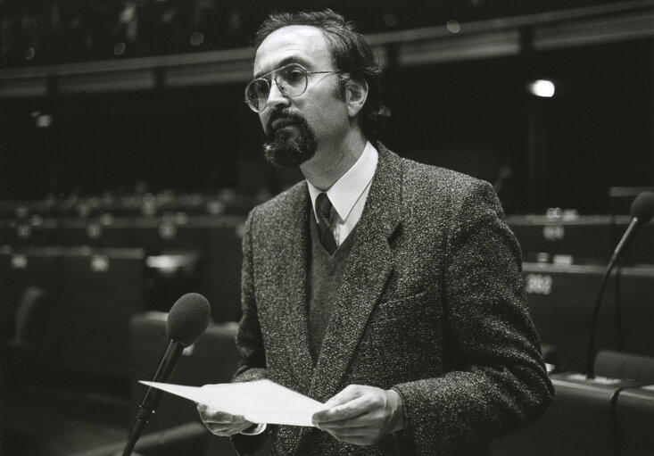 Fernando CONDESSO speaks in plenary session in October 1988