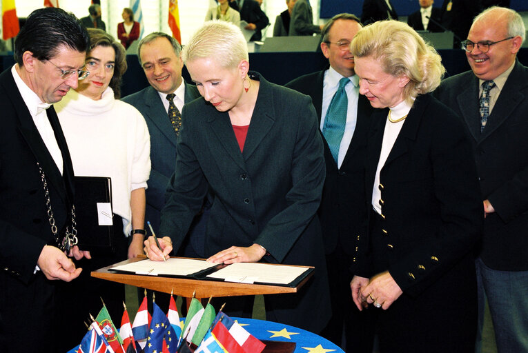 Signature of the EU Budget for the year 2000.