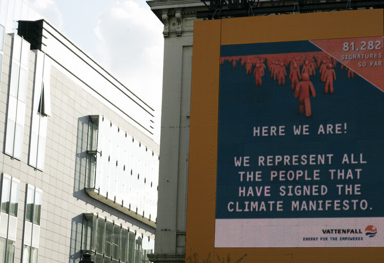 Fotó 5: Flowers on the Luxembourg Place in Brussels representing the signatures for the climate manifesto - A global price on carbon dioxide emissions, support for climate friendly technologies