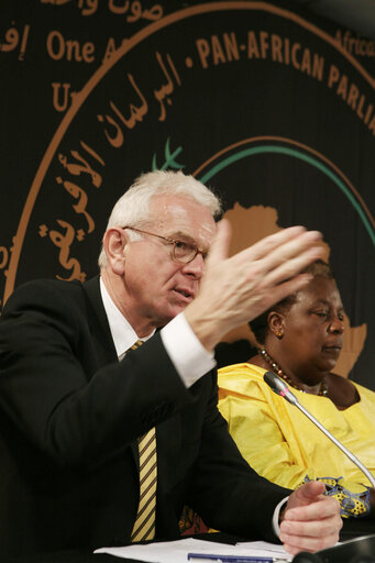 Foto 34: Hans-Gert POETTERING, EP President, makes an official visit to South Africa - EP President gestures during a press conference with PAP President Mongella at the Gallagher Estate in Midrand