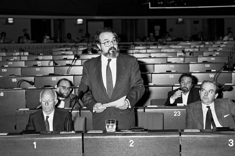 Fotagrafa 2: Spanish Secretary of State Pedro SOLBES addresses a plenary session in Strasbourg at the end of the Spanish Presidency in July 1989