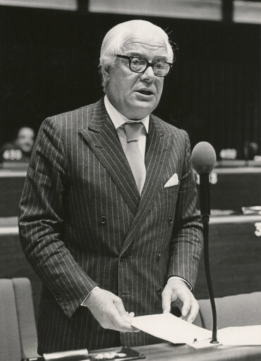 Pietro LEZZI speaks in plenary session in October 1982