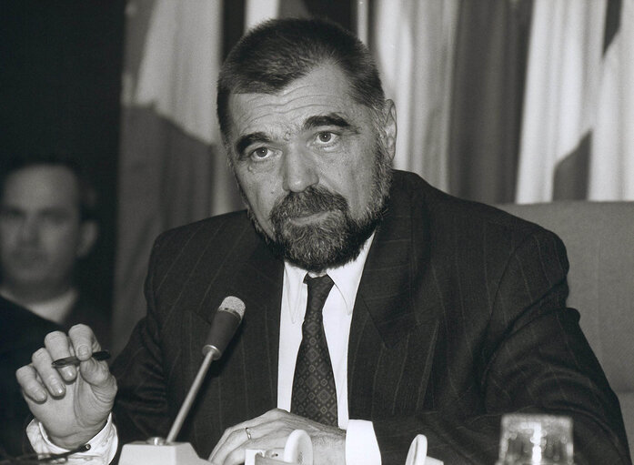 Photo 5: Stjepan (Stipe) MESIC, President of Yugoslavia visits the European Parliament in Strasbourg