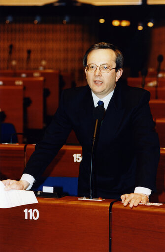 Fotografi 2: Michl EBNER in plenary session in Brussels.