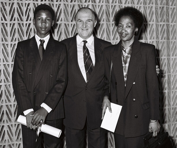 Fotogrāfija 16: The 1988 SAKHAROV Prize is awarded to Anatoli MARCHENKO (posthumously) represented by his widow and Nelson Rolihlahla MANDELA represented by his grand son