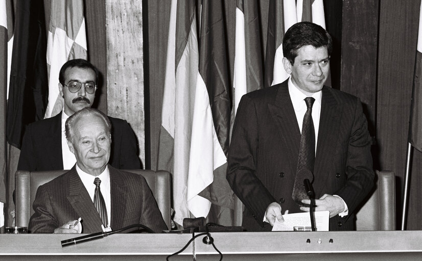 Photo 15: The 1989 SAKHAROV Prize is awarded to Alexander DUBCEK