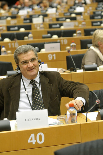 Fotografie 2: Vincenzo LAVARRA in plenary session in Brussels.