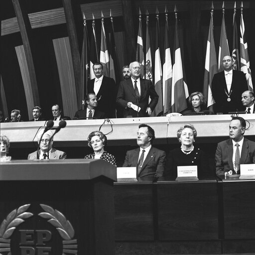 Suriet 1: Pierre Pflimlin and Enrico Vinci welcome his majesty King Juan Carlos and Queen Sofia on the 14th of May 1986.