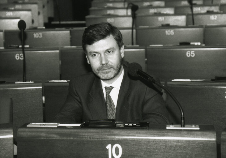 Portrait of MEP Karel DE GUCHT in the hemicycle in Strasbourg in 1992