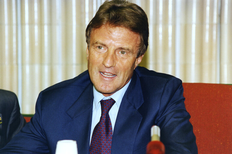 Foto 2: Bernard KOUCHNER taking part in a meeting at the European Parliament