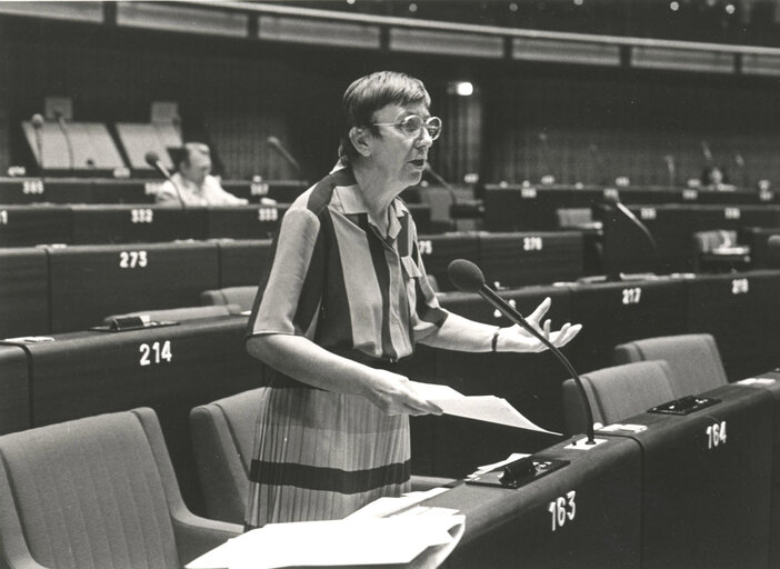 Paule DUPORT speaks in plenary session in September 1982