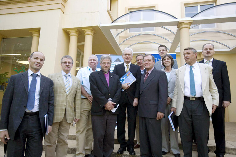 Hans-Gert POETTERING, EP President, makes an official visit to South Africa - EP President stands with participants of his meeting with the Konrad-Adenauer-Stiftung Foundation in Johannesburg