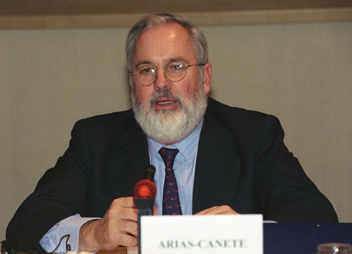 Fotografija 47: Spain's Agriculture Minister Miguel ARIAS CANETE attends a meeting in Brussels