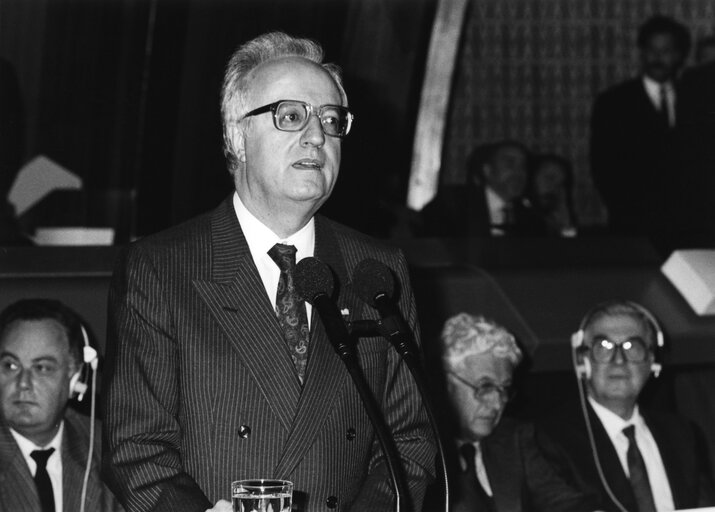 Photo 4: Greek President Christos SARTZETAKIS makes an official visit to the EP in November 1988