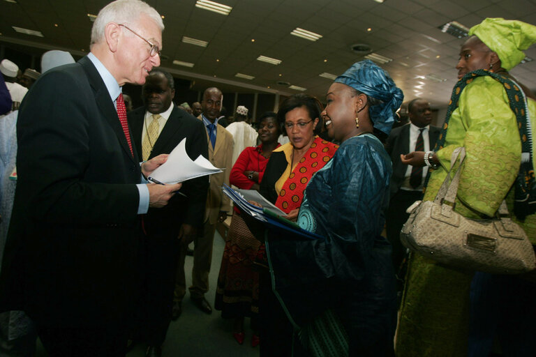 Fotografija 8: Hans-Gert POETTERING, EP President, makes an official visit to South Africa - EP President with African parliament members in the opening session of the 10th Ordinary session of the Pan-African Parliament that was held October 27,2008 at Gallagher Estate in Midrand