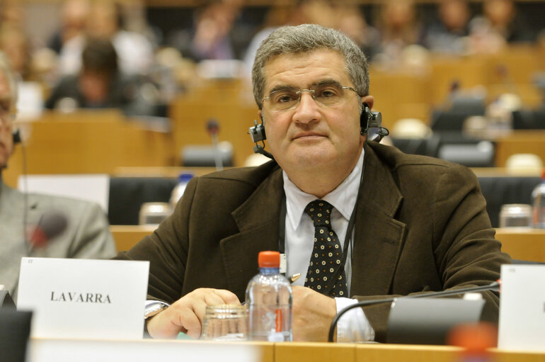 Fotografie 3: Vincenzo LAVARRA in plenary session in Brussels.