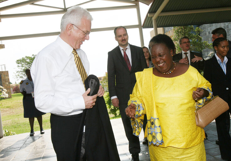 Foto 11: Hans-Gert POETTERING, EP President, makes an official visit to South Africa - EP President  with PAP President Mongella at the Gallagher Estate in Midrand