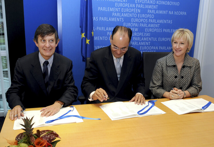 Снимка 14: Signing ceremony for a  political declaration on communicating Europe.