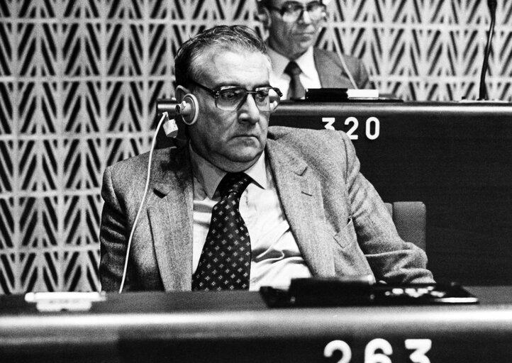 Giovanni PAPAPIETRO attends a plenary session in january 1984