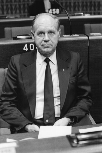 Meinolf MERTENS attends a plenary session in November 1982