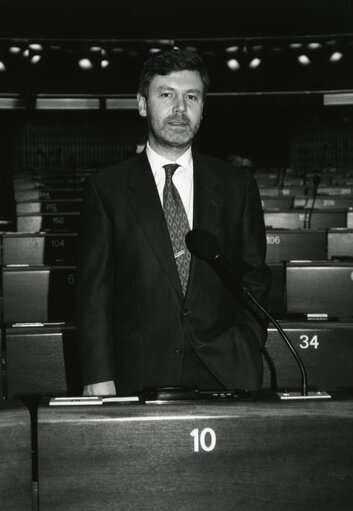 Billede 4: Portrait of MEP Karel DE GUCHT in the hemicycle in Strasbourg in 1992