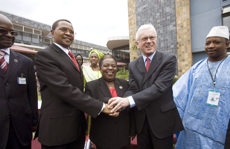 Fotó 11: Hans-Gert POETTERING, EP President, makes an official visit to South Africa - EP President with Tanzanian President Kikwete (2nd L) who is also President of the African Union and PAP President Gertrude Mongella. Hundreds participated in the opening session of the 10th Ordinary session of the Pan-African Parliament held at Gallagher Estate in Midrand