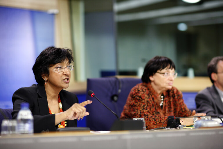 Fotografia 4: Press conference following the Joint conference of the EP, EC and UN on 60 years of the Universal Declaration of Human Rights: the defenders take the floor.