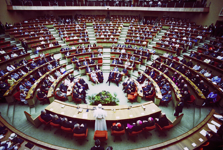 Photo 11 : Visit of Pope Jean-Paul II to the EP in Luxembourg.