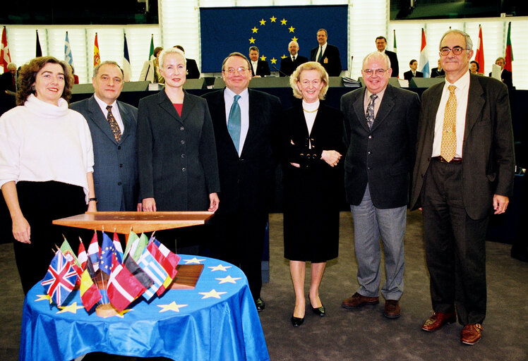 Φωτογραφία 4: Signature of the EU Budget for the year 2000.