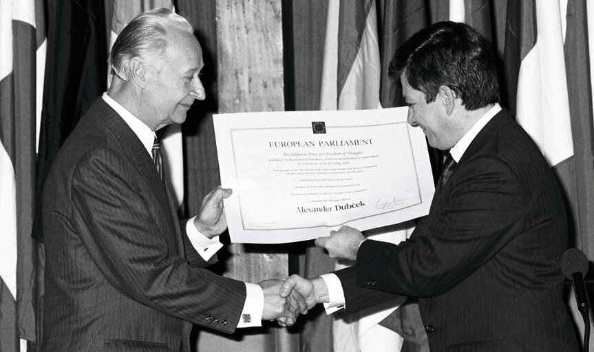 Photo 1: The 1989 SAKHAROV Prize is awarded to Alexander DUBCEK