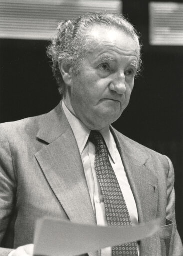 Photo 12 : Gustave DELEAU speaks in plenary session in July 1981