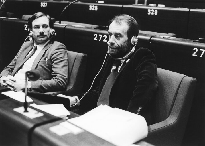 Leslie HUCKFIELD attends a plenary session in November 1984