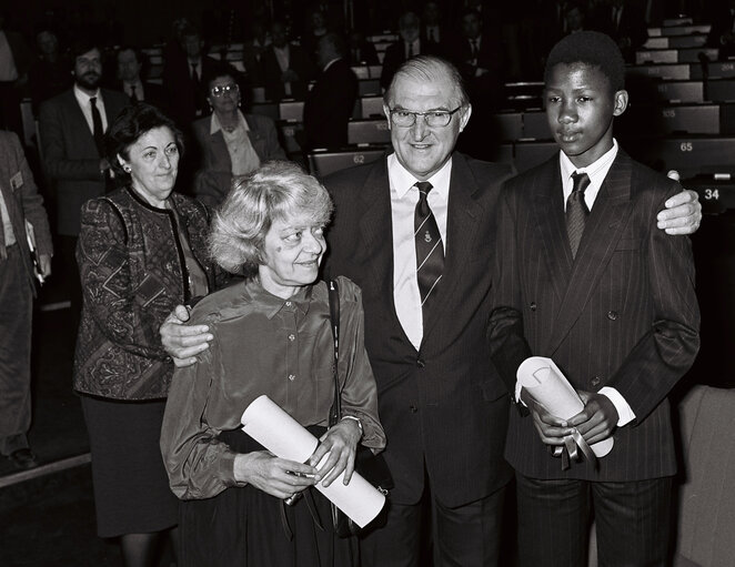 Fotogrāfija 13: The 1988 SAKHAROV Prize is awarded to Anatoli MARCHENKO (posthumously) represented by his widow and Nelson Rolihlahla MANDELA represented by his grand son