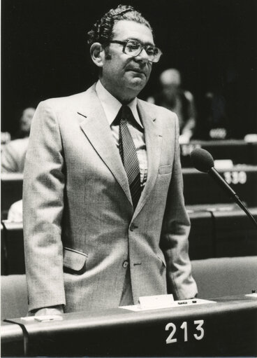 MEP Jacques DENIS speaks in plenary session