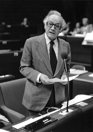 European Commissioner for Transport Giorgios CONTOGEORGIS speaks in plenary session in October 1982