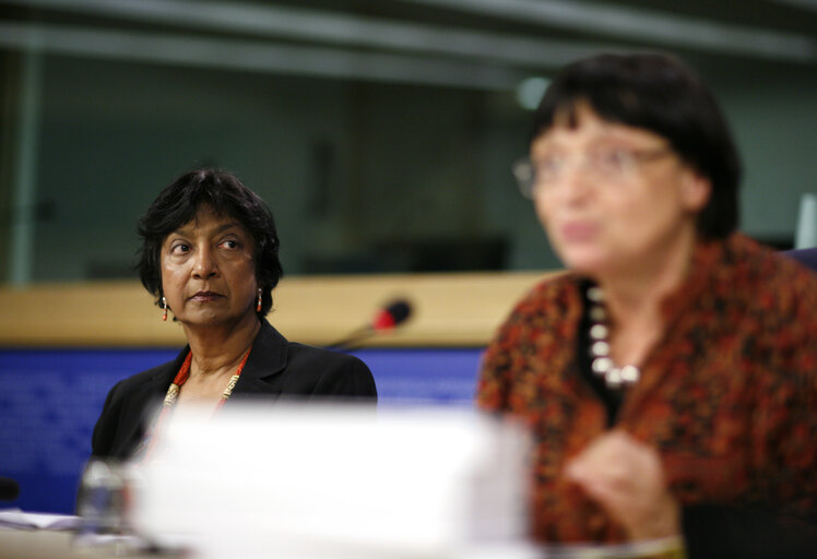 Fotografia 7: Press conference following the Joint conference of the EP, EC and UN on 60 years of the Universal Declaration of Human Rights: the defenders take the floor.