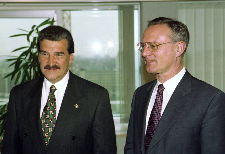 Valokuva 2: EP President meets with the President of Guatemala.