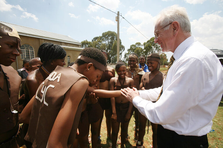 Fotografija 5: Hans-Gert POETTERING, EP President, makes an official visit to South Africa - EP President visits the Enthogen water project in Evaton, South Africa