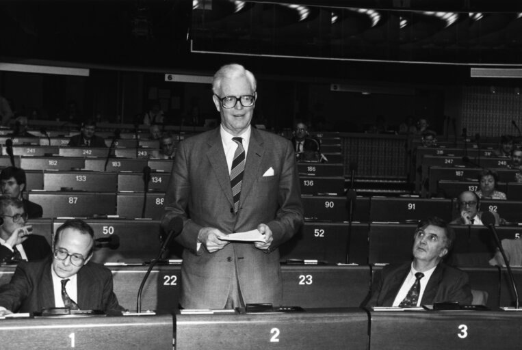 Foto 4: British Foreign Secretary Douglas HURD speaks in plenary session in Strasbourg in 1992