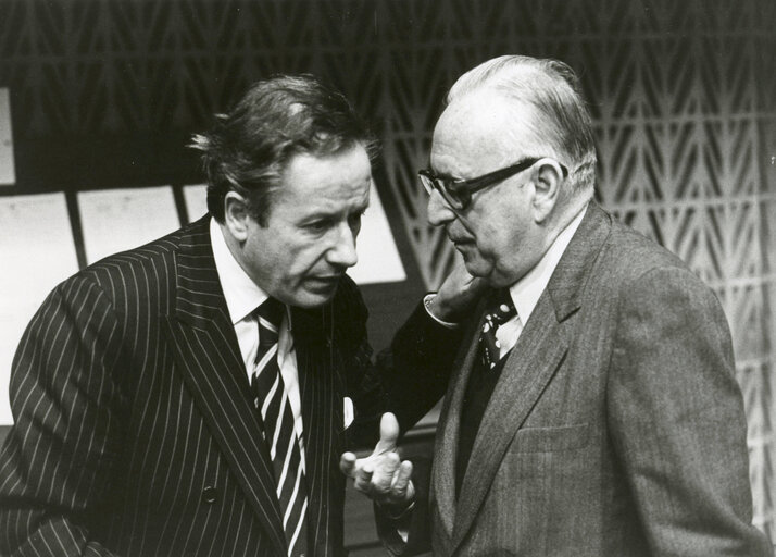 Mariano RUMOR (R) chats with a colleague in April 1981