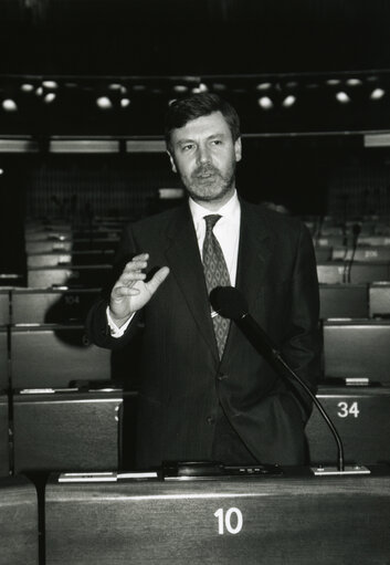 Foto 5: Portrait of MEP Karel DE GUCHT in the hemicycle in Strasbourg in 1992