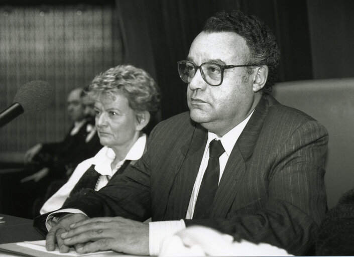 Foto 1: MEP Joao CRAVINHO presides over a plenary session in Strasbourg in February 1991